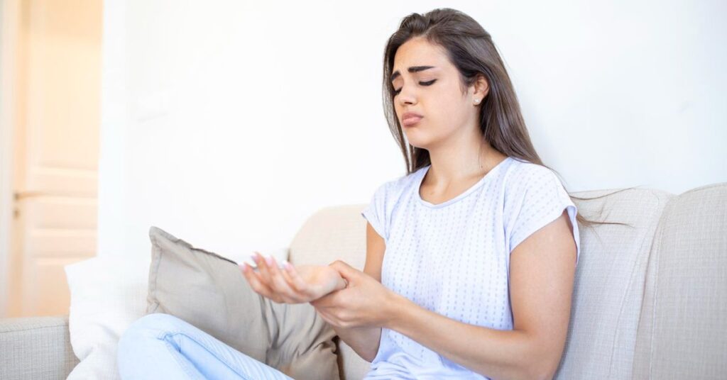 Mother experiencing joint weakness after delivery consulting a doctor for knee pain in Indore for recovery and treatment